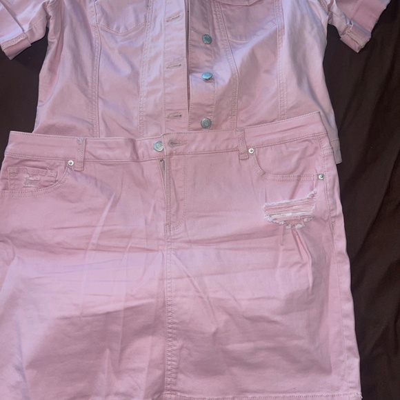 set - Picture 4 of 4